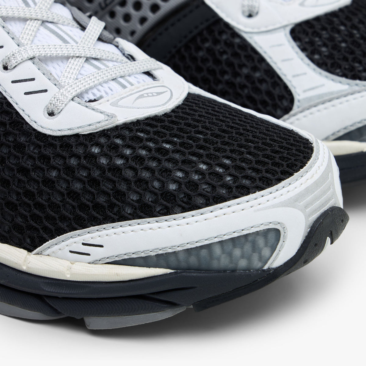 Saucony ProGrid Paramount Black / White