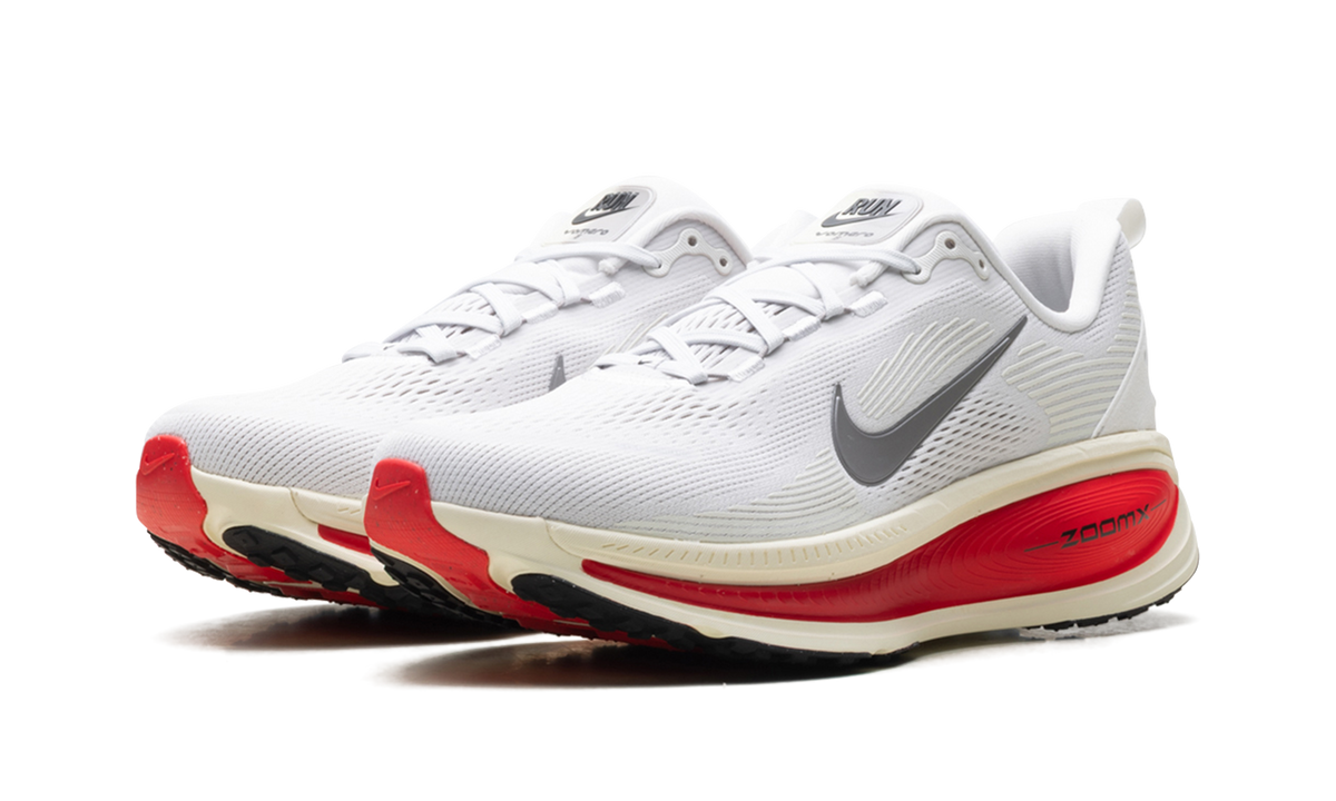 Nike Vomero 18 "Platinum Tint Siren Red Light Smoke Grey Metallic Pewter" HM6803 001