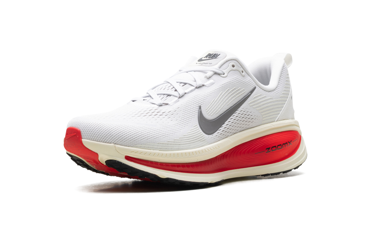 Nike Vomero 18 "Platinum Tint Siren Red Light Smoke Grey Metallic Pewter" HM6803 001